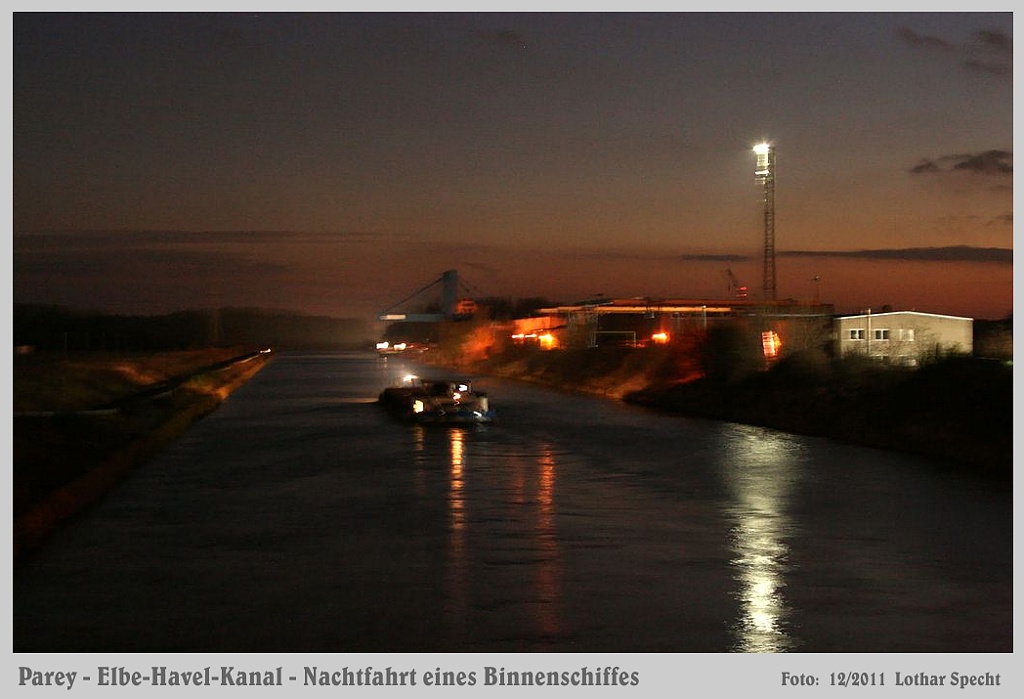 2011_12_10-Parey-Stahlbau-Kanal-Binnenschiff-nachts.JPG