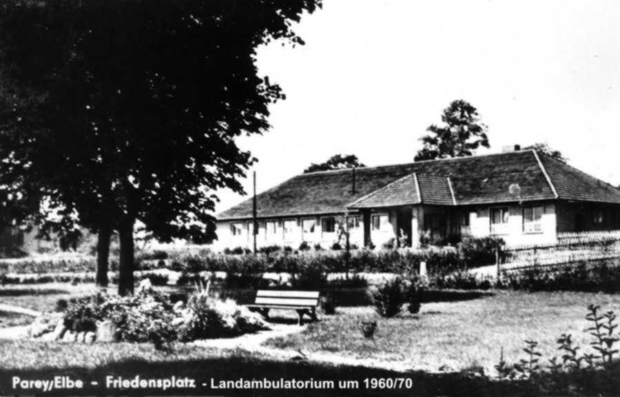 AK-Parey-Friedensplatz-Ambulatorium-ca_1965.jpg